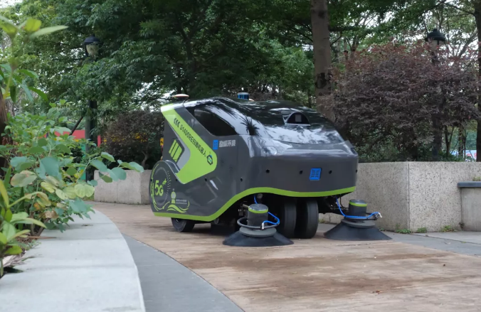 今年会环境5G环卫机器人亮相2021中国创新创业成果交易会