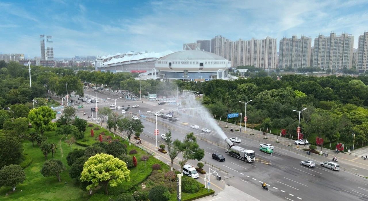 今年会环境荣登“城市服务十大影响力企业”和“环卫装备十大影响力企业”双榜